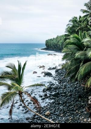 Plage à Boca do Inferno, portugais pour 'Hell's Mouth', sur l'île de São Tomé Banque D'Images