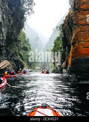 Kayak sur la belle rivière des tempêtes dans le Tsitsikamma National Parc en Afrique du Sud Banque D'Images