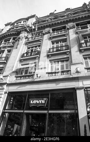 PARIS, FRANCE - 4 OCTOBRE 2019 : magasin Levi sur la célèbre avenue de luxe des champs-Elysées et des ouvriers non identifiés sur le balcon. Au départ, les jeans étaient de Banque D'Images