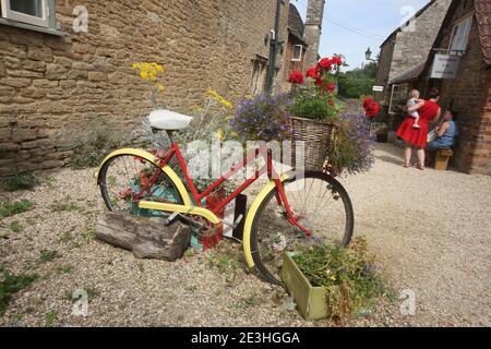 Lacock est un village et une paroisse civile dans le comté de Wiltshire, en Angleterre. Vélo utilisé comme support floral Banque D'Images