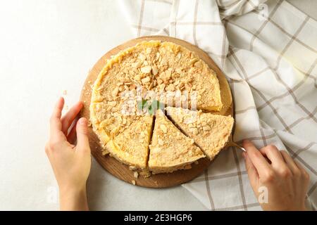 Femme prenant un gâteau Napoléon avec une spatule, vue de dessus Banque D'Images