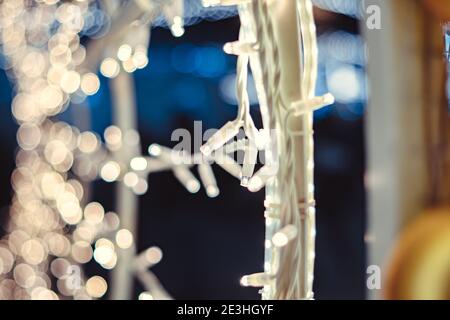 Des guirlandes de lampes sur un support en bois sur la rue. Un banquet de mariage. Banque D'Images