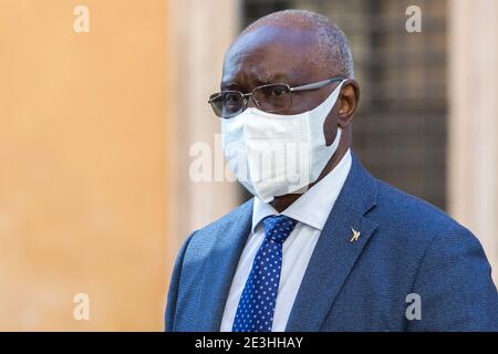 Toni Iwhi (Lega). Rome, 19/01/2021. Les députés italiens hors du sénat romain tandis que le Premier ministre italien, Giuseppe Conte, demande à la Chambre un vote de confiance pour sauver le gouvernement italien après la défection des deux ministres appartenant au petit parti, Italia Viva (Italie vivante), Dirigé par l'ancien Premier ministre italien Matteo Renzi. Banque D'Images