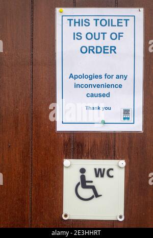 BIDEFORD, NORTH DEVON, ANGLETERRE - JANVIER 19 2021 : fermeture pour personnes handicapées et nous vous prions de nous excuser pour la gêne occasionnée. Banque D'Images