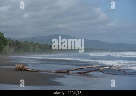 Indonésie Bali Pekutatan - Pantai Medewi - Plage de Medewi bord de mer vue Banque D'Images