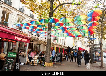 PARIS, FRANCE - 4 OCTOBRE 2019 : scène urbaine parisienne dans le quartier du Marais. Les habitants et les touristes se détendent sur les terrasses typiques des cafés. Rue décorée avec Banque D'Images