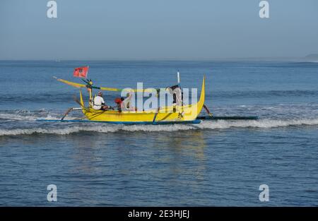 Indonésie Bali Pekutatan - Pantai Medewi - pêche à l'Outrigger jaune Bateau Medewi Beach Banque D'Images