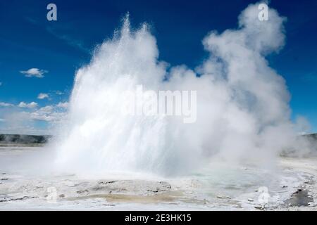 Éruption de myer de clépsydra, Yellowstone, parc national, Wyoming, États-Unis Banque D'Images