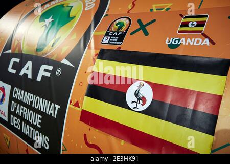 Douala, Cameroun. 18 janvier 2021. Drapeau ougandais et logo CHAN sur le banc d'équipe ougandais. Ouganda contre Rwanda, Groupe C, Tournoi du Championnat des nations africaines de la CAF (CHAN) 2021. Stade de la Réunification, Bepanda. L'Ouganda et le Rwanda se rencontrent dans leur jeu d'ouverture du Groupe C. le jeu a terminé 0-0. Credit: XtraTimeSports (Darren McKinstry) / Alamy. Banque D'Images