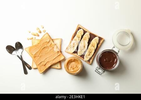 Concept de petit déjeuner avec toasts au beurre d'arachide et au chocolat Banque D'Images