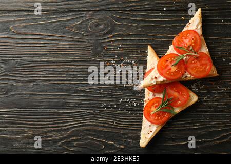 Concept de petit déjeuner avec toasts à la tomate sur fond de bois Banque D'Images