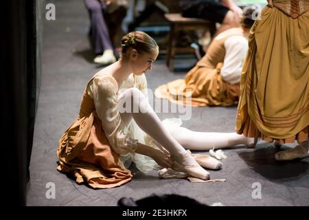 Danseuse de ballet mettant ses chaussures pointe en costume Banque D'Images