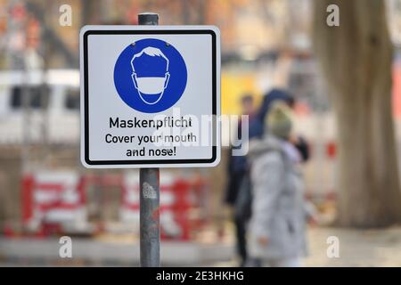 Le verrouillage sera prolongé jusqu'au 15 février 2021. MASQUE OBLIGATOIRE COUVREZ VOTRE BOUCHE ET VOTRE NEZ ! Exigence de masque de signalisation dans les zones piétonnes et les lieux publics de Munich sur 11.11.2020. | utilisation dans le monde entier Banque D'Images
