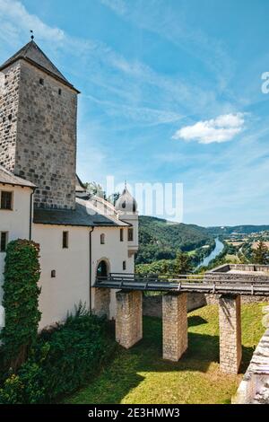 Riedenburg, Allemagne - 29 juillet 2020 : château de Prunn dans la vallée d'Altmuehltal à Riedenburg, Banque D'Images