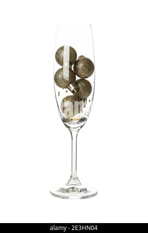 Verre à champagne festif décoré de petites boules sur blanc, une découpe de porte-bonheur au champagne pour des designs de célébration Banque D'Images