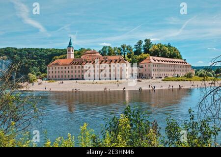 Vue panoramique sur l'abbaye de Weltenbourg. Ce monument est un monastère bénédictin de Weltenbourg Kelheim sur le Danube, en Bavière, Allemagne. Banque D'Images