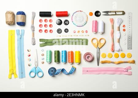Plat avec fournitures de couture sur fond blanc Banque D'Images