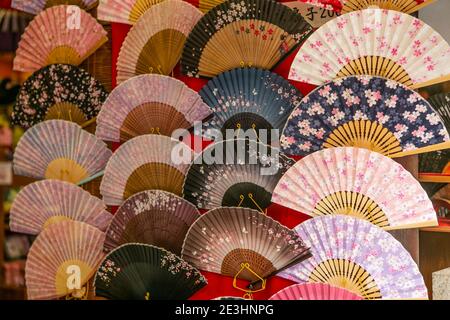 Vente de fans de main dans un magasin à Kyoto City, Japon Banque D'Images
