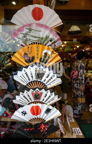 Vente de fans de main dans un magasin à Kyoto City, Japon Banque D'Images