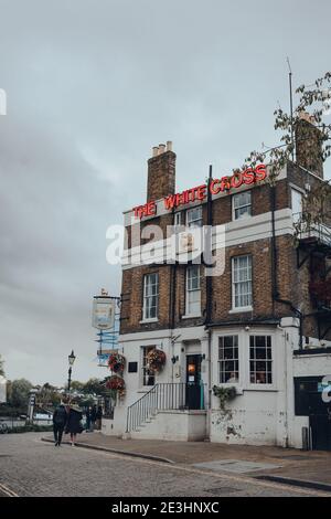 Londres, Royaume-Uni - 10 octobre 2020 : vue sur le pub White Cross de Richmond, une ville de banlieue du sud-ouest de Londres célèbre pour un grand nombre de parcs et op Banque D'Images