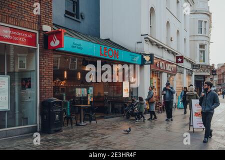 Londres, Royaume-Uni - 10 octobre 2020 : rangée de chaînes de restaurants dans une rue de Richmond, une ville de banlieue du sud-ouest de Londres célèbre pour un grand nombre de parcs Banque D'Images