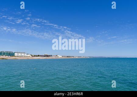 Vue sur Worthing Beach depuis Worthing Pier, Royaume-Uni Banque D'Images