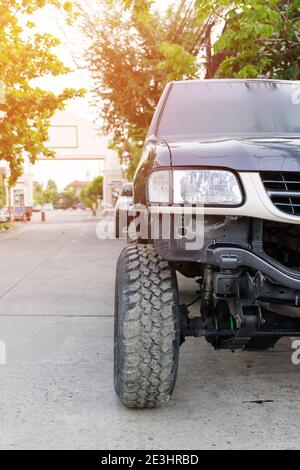 Près de l'avant du camion de ramassage en attente d'être réparé dans le garage. Banque D'Images