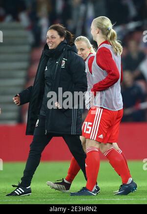 Les joueurs de Lauren Smith et du pays de Galles célèbrent qu'ils dessinent avec l'Angleterre Lors du match de qualification du groupe 1 de la coupe du monde des femmes de la FIFA 2019 Entre l'Angleterre et le pays de Galles a Banque D'Images