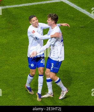 Jubilation Matthew HOPPE r. (GE) après son but à 1: 1, avec amine HARIT (GE), Soccer 1. Bundesliga, 16e jour de match, Eintracht Frankfurt (F) - FC Schalke 04 (GE), le 17 janvier 2021 à Francfort/Allemagne. € | utilisation dans le monde entier Banque D'Images