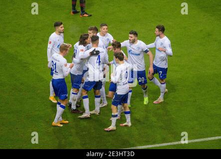Jubilation GE à Matthew HOPPE GE) après son objectif à 1: 1, Sead KOLASINAC 2e de droite (GE) rassemble tous les joueurs, équipe, équipe, de gauche à droite Timo BECKER (GE), Suat SERDAR (GE), Benjamin STAMBOULI ( GE), Ozan KABAK (GE), amine HARIT (GE), Matthew HOPPE (GE), Benito (GE), Benito (GE), Margad Soccer (GE), Marks (GE), Marks (INAC, Sead, 1. Bundesliga, 16e jour de match, Eintracht Frankfurt ( F) - FC Schalke 04 (GE), le 17 janvier 2021 à Francfort/Allemagne. € | utilisation dans le monde entier Banque D'Images