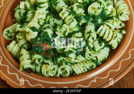 Fusilli col pesto alla Genovese - plat ligure classique, avec pesto au basilic, enrobant délicatement les pâtes al dente Banque D'Images