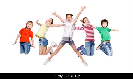 Des enfants sans souci qui sautent en s'amusant sur fond blanc, panorama, collage Banque D'Images