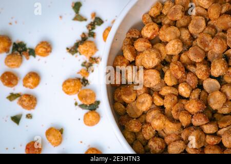 Vue sur le poêlé de Chana dal aux épices. Célèbre Indien sucré et salé Banque D'Images