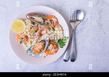 Nouilles de fruits de mer. Pâtes faites maison aux crevettes et aux moules dans une sauce crémeuse. Plats italiens traditionnels. Placer pour le texte. Gros plan. Banque D'Images