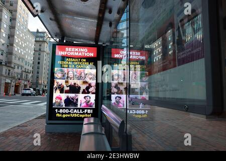 01182021- Washington, District of Columbia, USA: Une publicité électronique non loin de la Maison Blanche neige les visages des suspects qui ont agressé des officiers fédéraux au Capitole lors de la tempête du 6 janvier 2021. Le FBI demande à quiconque des informations sur l'emplacement des suspects afin de prendre contact avec les forces de l'ordre. Banque D'Images