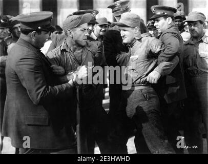 HUMPHREY BOGART et JOE SAWYER à SAN QUENTIN Directeur 1937 LLOYD BACON Story Robert Tasker et John Bright Warner Bros. / premiers distributeurs nationaux (Royaume-Uni) Banque D'Images