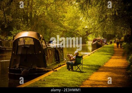 Juste se détendre après une dure journée de visites sur le canal de Kennet et Avon dans le Berkshire. Banque D'Images