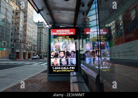 01182021- Washington, District of Columbia, USA: Une publicité électronique non loin de la Maison Blanche neige les visages des suspects qui ont agressé des officiers fédéraux au Capitole lors de la tempête du 6 janvier 2021. Le FBI demande à quiconque des informations sur l'emplacement des suspects afin de prendre contact avec les forces de l'ordre. Banque D'Images