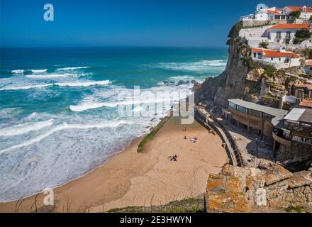 Azenhas do Mar, ville côtière sur la côte d'Estoril dans la municipalité de Sintra, district de Lisbonne, région de Lisbonne, Portugal Banque D'Images