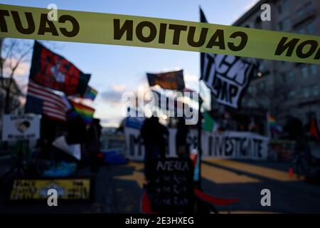 01182021- Washington, District de Columbia, Etats-Unis: Les militants de la matière de la vie noire se réunissent sur Black Lives Matter Plaza Northwest pendant la journée Martin Luther King Jr. Le président élu Joe Biden sera inauguré mercredi. Banque D'Images