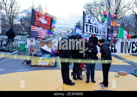 01182021- Washington, District de Columbia, Etats-Unis: Les militants de la matière de la vie noire se réunissent sur Black Lives Matter Plaza Northwest pendant la journée Martin Luther King Jr. Le président élu Joe Biden sera inauguré mercredi. Banque D'Images