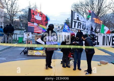 01182021- Washington, District de Columbia, Etats-Unis: Les militants de la matière de la vie noire se réunissent sur Black Lives Matter Plaza Northwest pendant la journée Martin Luther King Jr. Le président élu Joe Biden sera inauguré mercredi. Banque D'Images