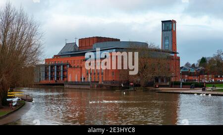 Le Royal Shakespeare Theatre, bâtiment historique situé dans le lieu de naissance de William Shakespeare, offre une vue imprenable depuis le pont traversant la rivière Avon, au Royaume-Uni Banque D'Images