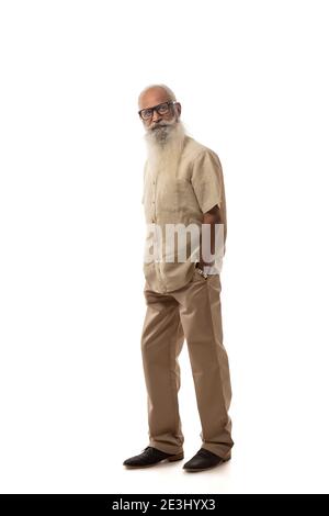 UN HOMME BARBU DEBOUT ET REGARDANT SÉRIEUSEMENT LOIN Banque D'Images