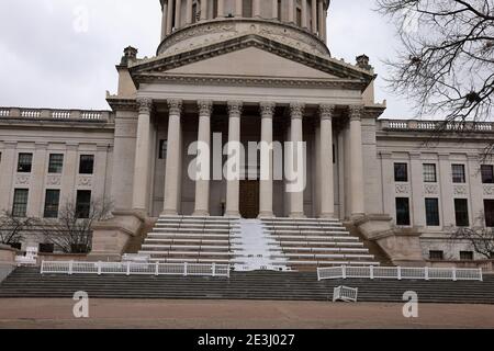 01172021- Charleston, Virginie-Occidentale, Etats-Unis: Préparatifs pour l'inauguration du gouverneur de Virginie-Occidentale Jim Justice à la Virginie-Occidentale, statehouse, qui a été pour la plupart déserté dimanche avant l'inauguration du Président élu Joe Biden. Biden sera inauguré mercredi. Le FBI a mis en garde contre des manifestations potentiellement violentes contre les 50 capitalistes d'État aux États-Unis. Jim Justice a récemment été cité en disant qu'il n'est pas un politicien. Banque D'Images