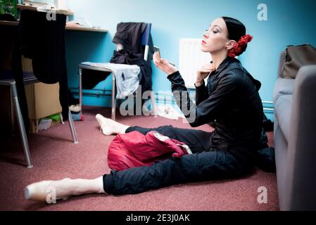 Russian Ballerina Victoria Tereshkina dans son dressing avant une représentation des 5 Tangos de Hans Van Manen avec le Ballet Mariinsky en tournée Banque D'Images