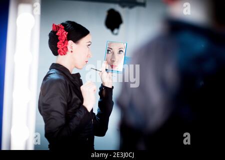 Russian Ballerina Victoria Tereshkina dans son dressing avant une représentation des 5 Tangos de Hans Van Manen avec le Ballet Mariinsky en tournée Banque D'Images