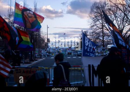 01182021- Washington, District de Columbia, Etats-Unis: Les militants de la matière de la vie noire se réunissent sur Black Lives Matter Plaza Northwest pendant la journée Martin Luther King Jr. Le président élu Joe Biden sera inauguré mercredi. Banque D'Images