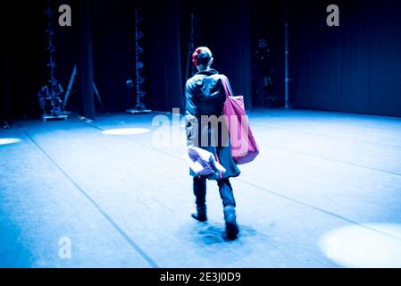 Ballerine russe Victoria Tereshkina avant un spectacle en vêtements d'échauffement en tournée avec le Ballet Marrinsky au Wales Millenium Centre Banque D'Images