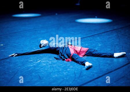 Ballerine russe Victoria Tereshkina avant un spectacle en vêtements d'échauffement en tournée avec le Ballet Marrinsky au Wales Millenium Centre Banque D'Images